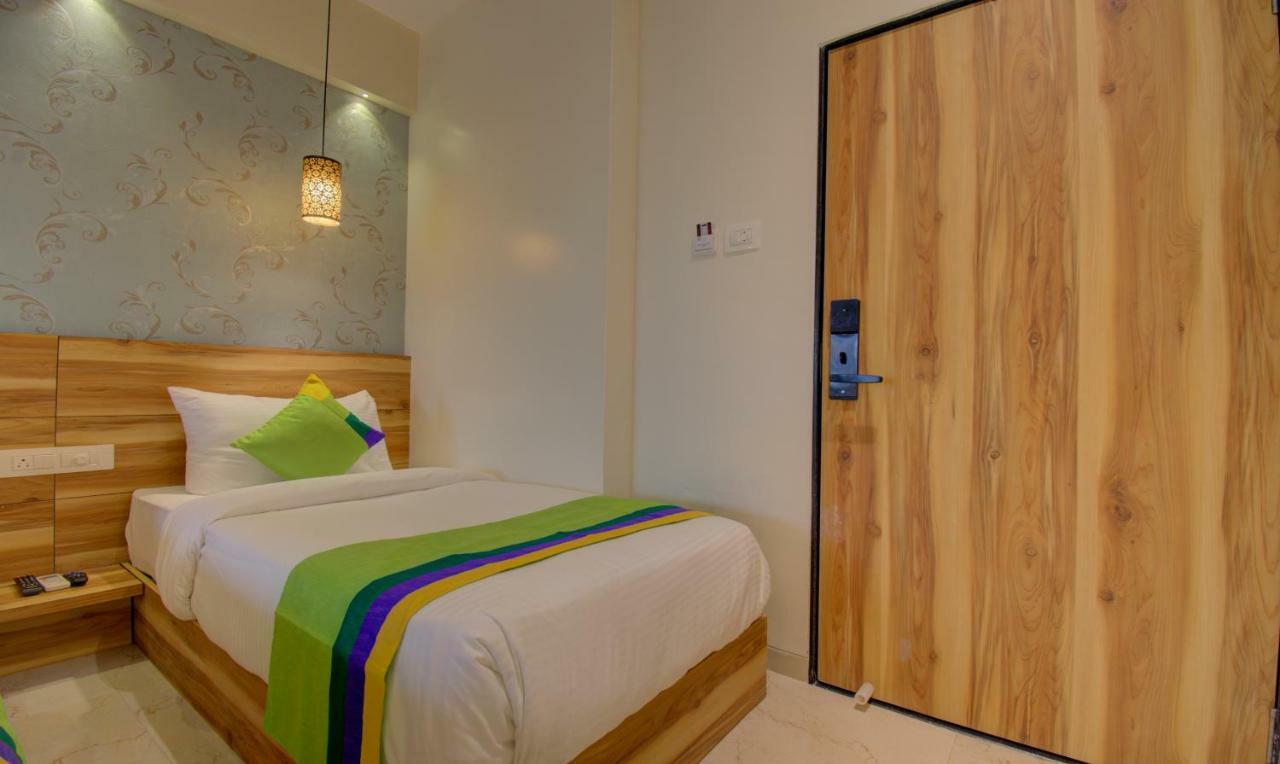 Hotel Amisha International Surat Luaran gambar