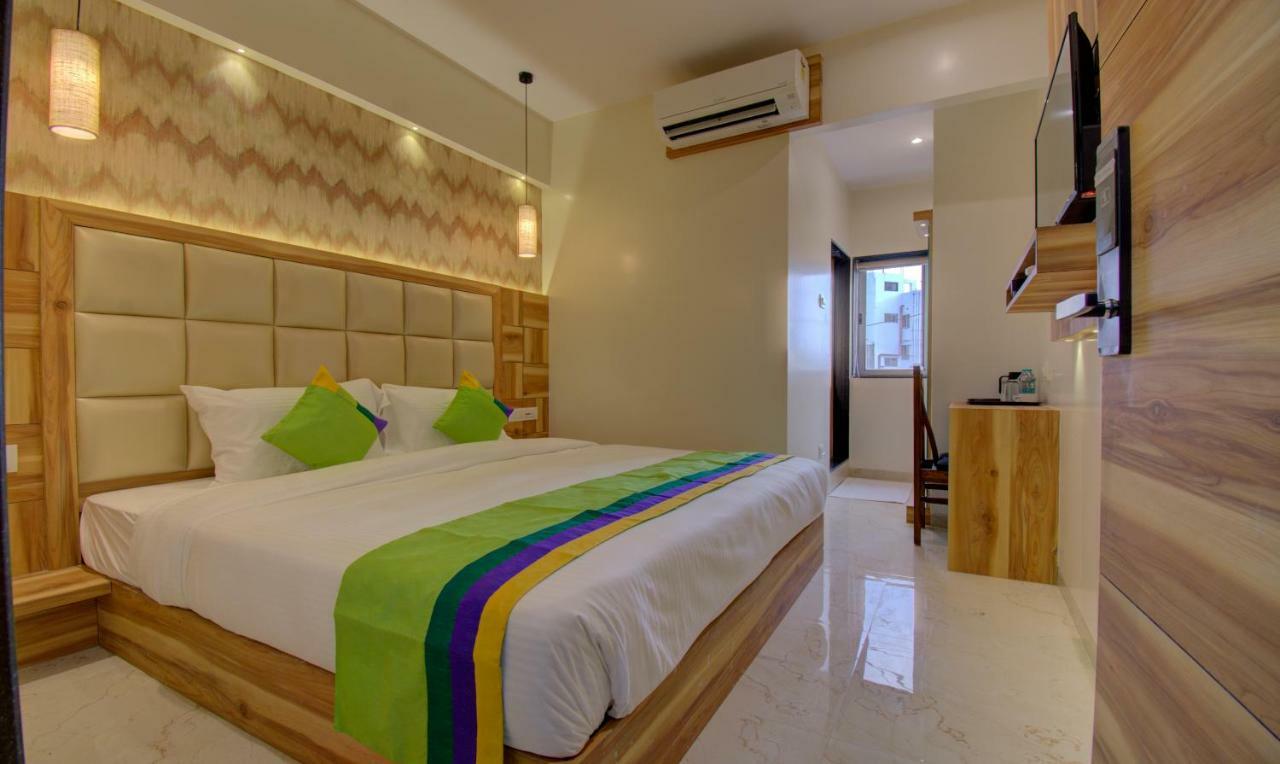 Hotel Amisha International Surat Luaran gambar