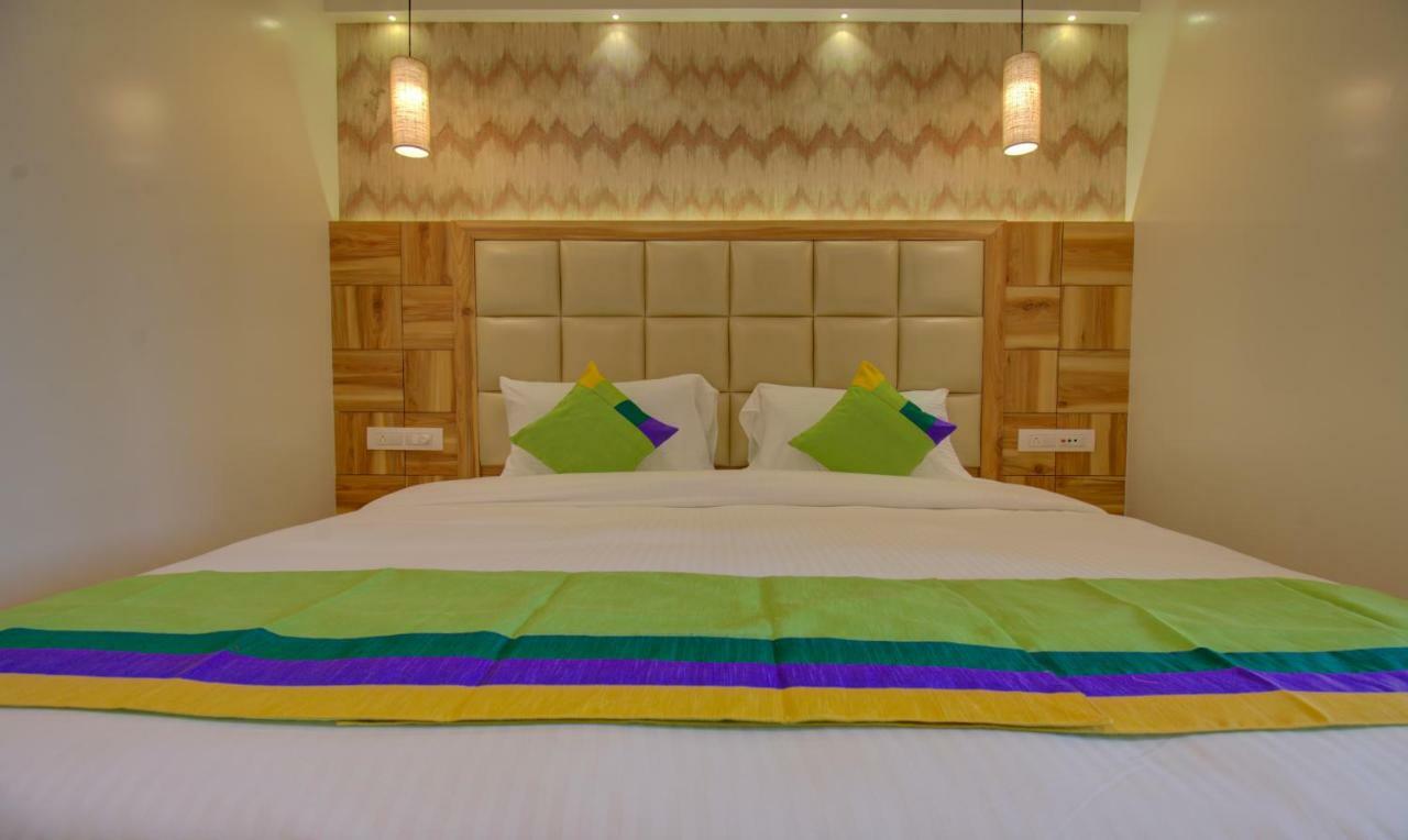 Hotel Amisha International Surat Luaran gambar