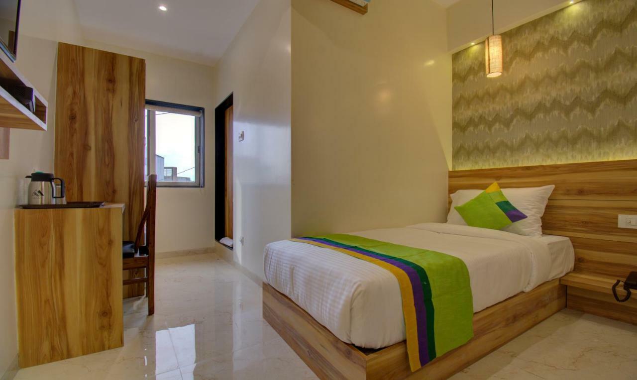 Hotel Amisha International Surat Luaran gambar
